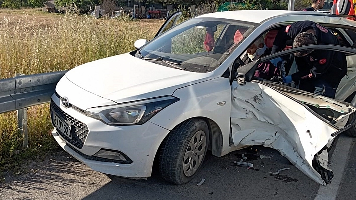 Malatya'da kavşakta kaza: Işık ihlali can yaktı! 3 yaralı....