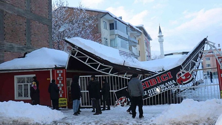 Oto parkın çatısı çöktü