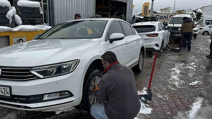 Malatya'da Kar Yağışı Lastikçilere Yaradı: Sürücüler Kış Lastiği Kuyruğunda!