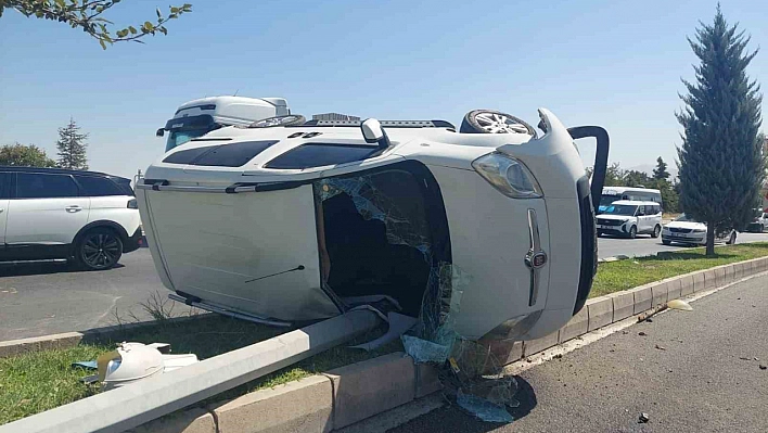 Malatya'da kontrolden çıkan araç refüje çarptı: Takla attı, 1 kişi yaralandı
