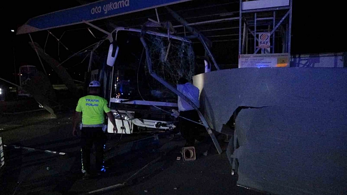 Malatya'da yolcu otobüsü petrole daldı: 8 yaralı
