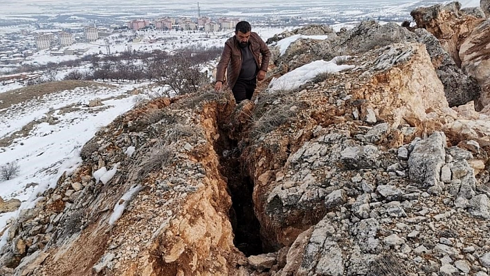 Deprem dağı ikiye böldü