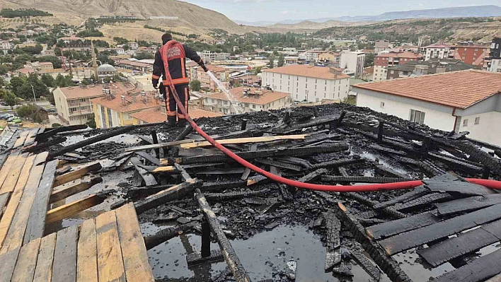 Malatya'da Çatı Yangını: İnşaat Halindeki Apartmanın Çatısı Alev Aldı