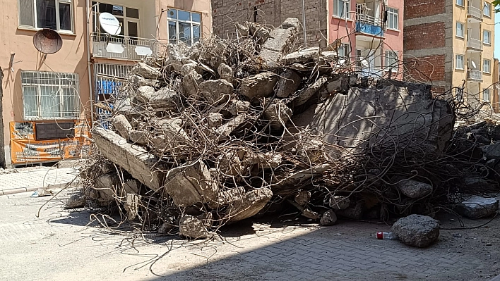 Malatya'da kurallar tanınmıyor! Yolu moloz yığınına döndürdüler….