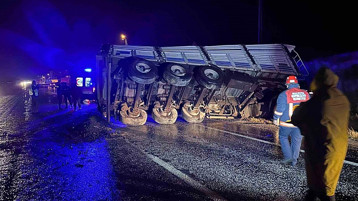 Malatya'da Maden Yüklü Tır Devrildi: 1 Yaralı, Yol Kapatıldı