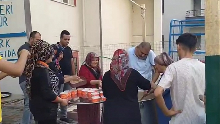 Malatya'da mahallesine okul açılınca esnaf aşure dağıttı
