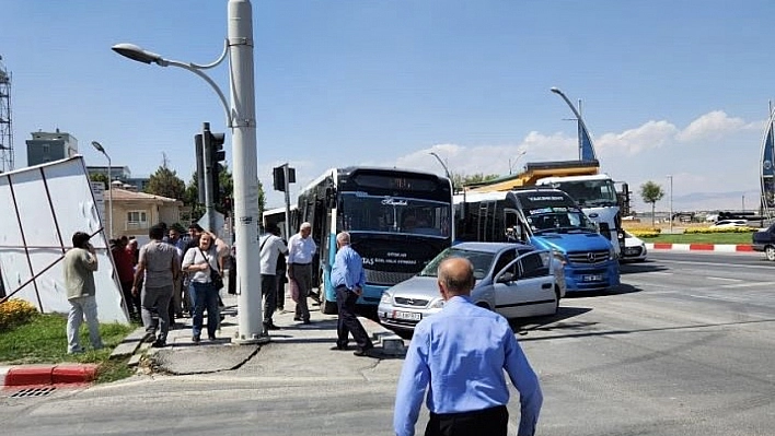 Malatya'da MAŞTİ kavşağında kaza, otomobil ile otobüs çarpıştı