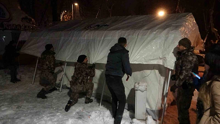 Malatya'da mehmetçik çadır kuruyor