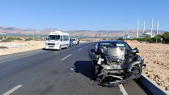 Malatya'da feci kaza! Minibüs ile otomobil çarpıştı: 9 yaralı