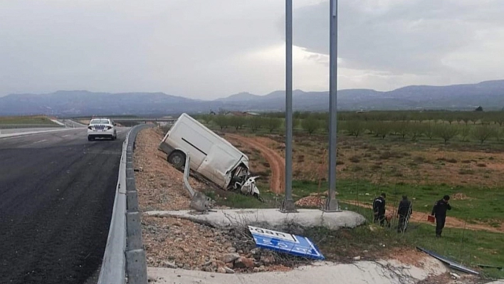 Malatya'da minibüs şarampole uçtu