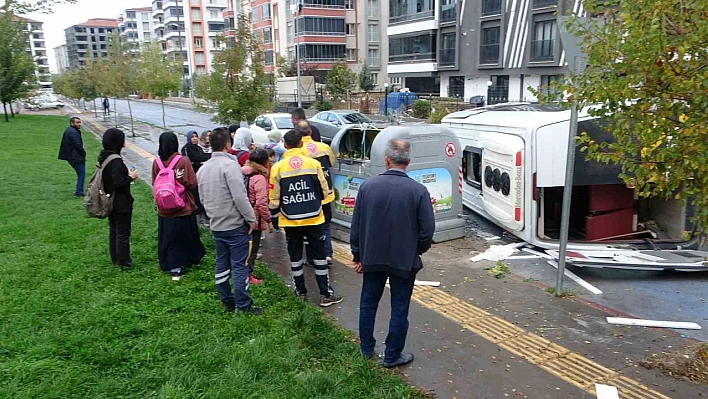 Malatya'da öğrenci servisi devrildi