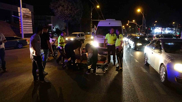 Araç sıkıştırdı, motokurye yaralandı