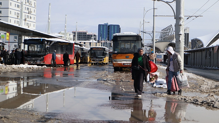 Malatya'da Otobüs Durakları Göle Döndü!