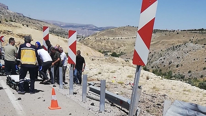 Malatya'da otomobil bariyerlere çarparak takla attı: 1 ölü, 2 yaralı