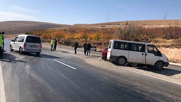 Malatya'da otomobil ile minibüs çarpıştı