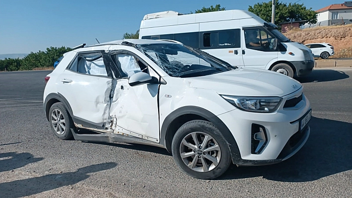 Otomobil ile motosiklet çarpıştı