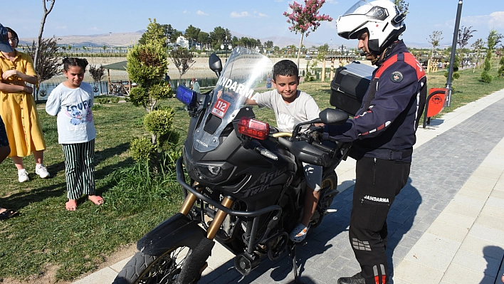 Malatya'da parklar ve mesire alanlarında yogunluk...
