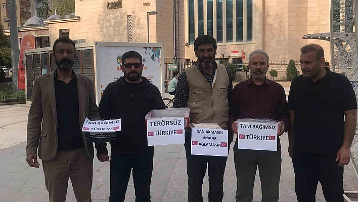 Kernek Meydanı'nda birlik mesajı: Lokum ve kayısı dağıtıldı
