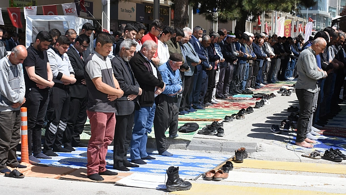 Malatya'da ramazan ayının son cuması kılındı