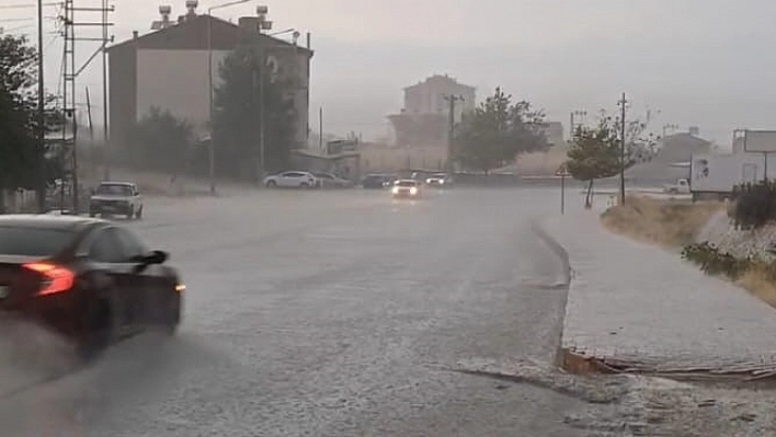 Malatya'da sağanak etkili oldu, yollar göle döndü