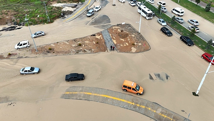 Sağanak yağış Malatya'da hayatı felç etti: Trafik tek şeride düştü