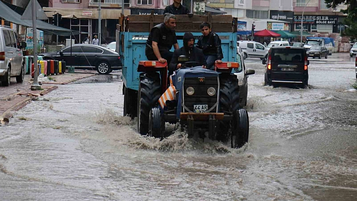 Sokaklar göle döndü