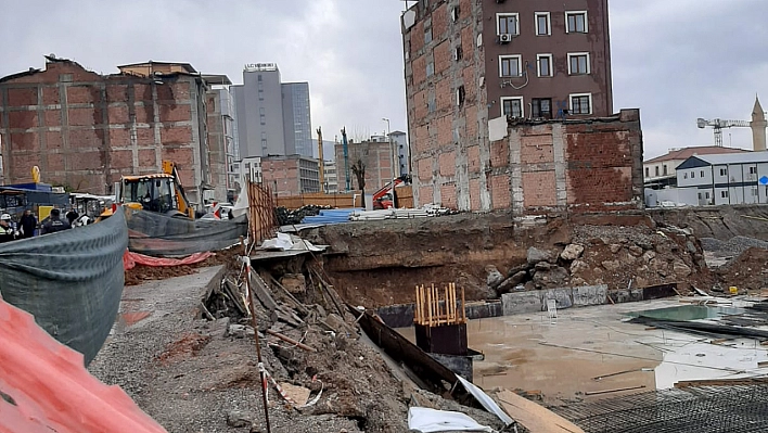 Malatya'da Sağanak Yağış Yolu Çökertti, Reklam Tabelaları Çukura Düştü!