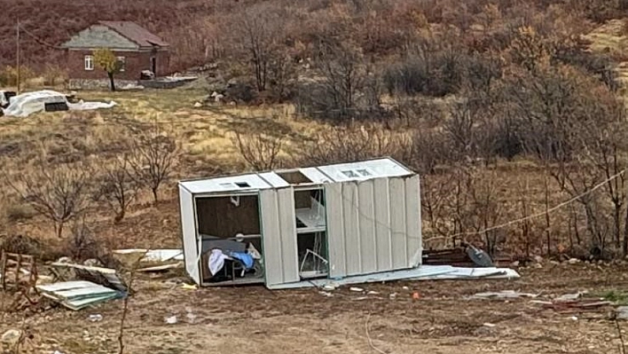 Malatya'da şiddetli fırtına konteyneri uçurdu