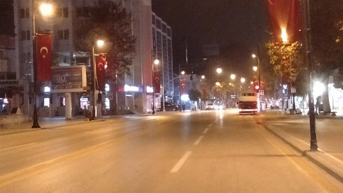Sokaklar sessizliğe büründü