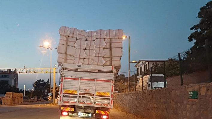 Malatya'da tehlikeli yolculuk! Saman yüklü kamyonet kazaya davetiye çıkardı....
