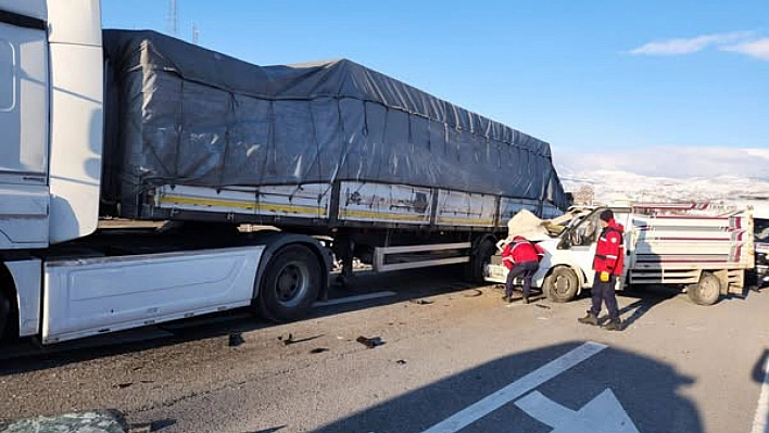 Malatya'da tır ile kamyonet çarpıştı: 1 ölü, 1 yaralı