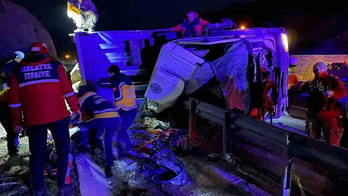 Malatya'da tır şarampole devrildi: 2 ölü, 1 yaralı