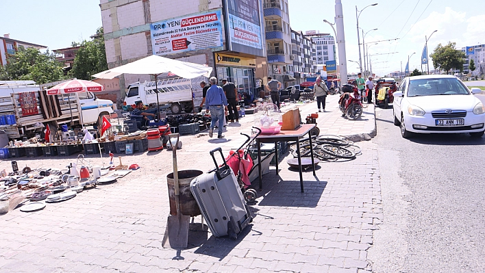 Malatya'da Ucuzluk Çevreyoluna Taştı! Bit Pazarı'nda Yoğunluk!