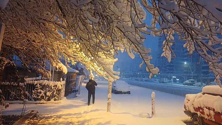 Malatya'da Yağmayan Kar İçin Tatil Kararı Çıkmıştı, Bu Sefer Sabahı Beklediler!