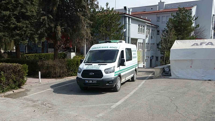 Yol kenarında ölü bulundu