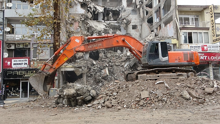Malatya'da yıkım çalışmaları devam ediyor