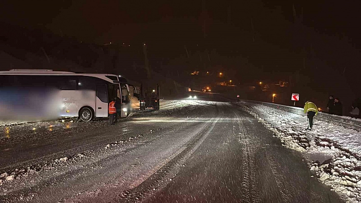 Malatya'da otobüs istinat duvarına çarptı: 9 yaralı