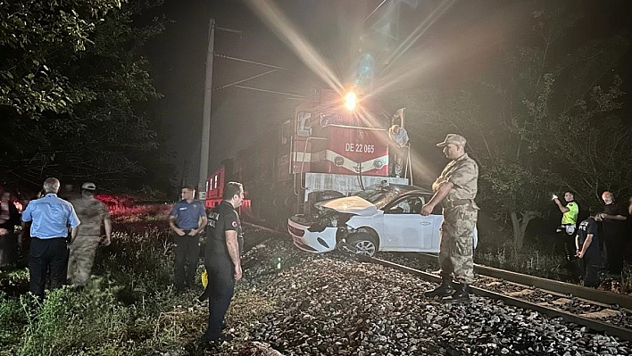 Yolcu treni otomobile çarptı 1 ölü