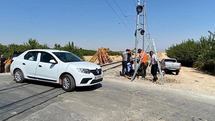 Malatya'da yük treni tıra çarptı