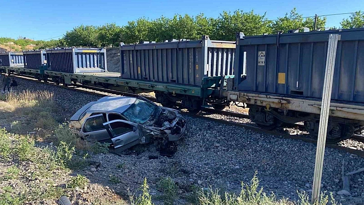 Malatya'da korkunç kaza: Yük Treni Otomobile Çarptı