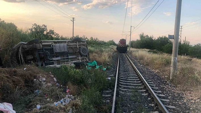 Yük treni ile minibüs çarpıştı