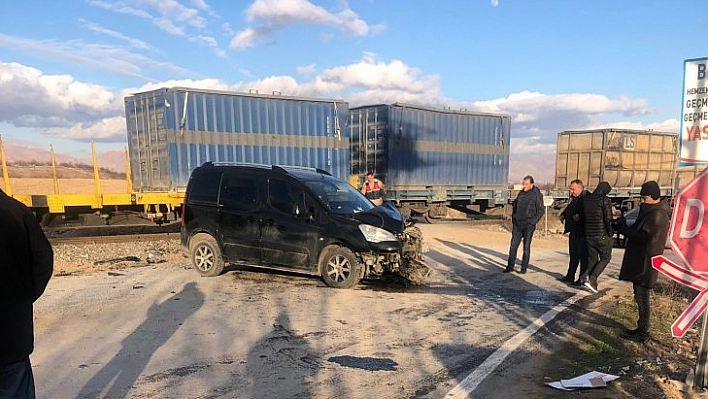 Yük treni çarptı