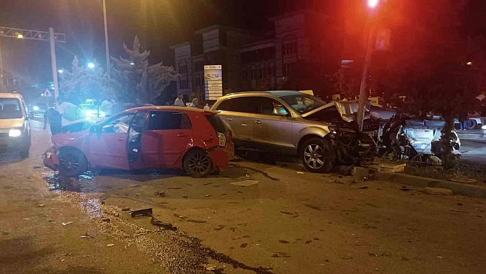 Malatya'da zincirleme kaza| 4 araç çarpıştı, 7 kişi yaralandı