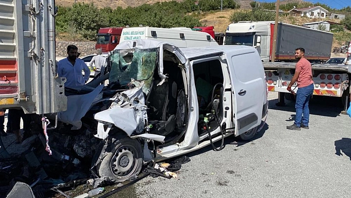 Malatya- Elazığ karayolunda trafik kazası! Araç tırın altına girdi: Sürücü hayatını kaybetti...
