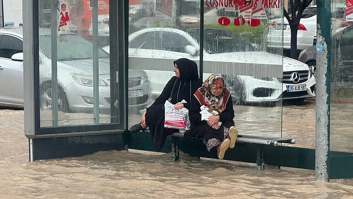 Malatya göle döndü, vatandaşlar durağa sığındı