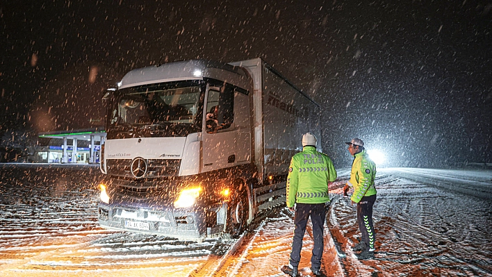 Malatya'da Ulaşıma Kar ve Tipi Engeli!