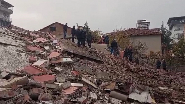 Malatya'da Yıkım Sırasında Göçük: Kepçe Operatörü Enkaz Altında...!