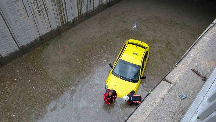 Malatya'da sağanak hayatı felç etti: Alt geçitler sular altında