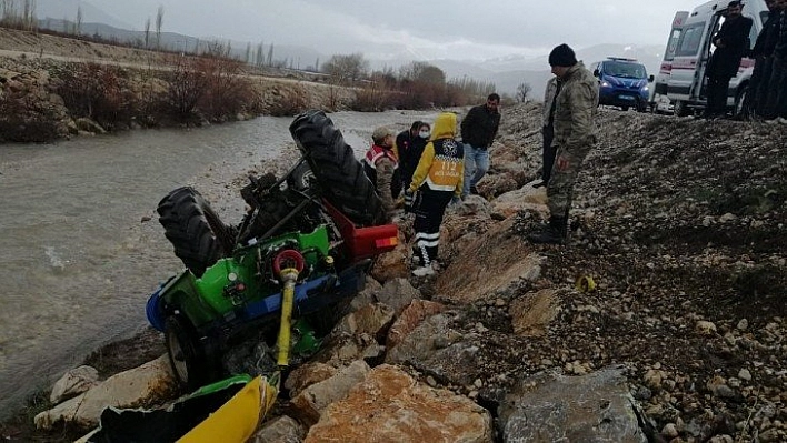 Malatyada traktör şarampole devrildi