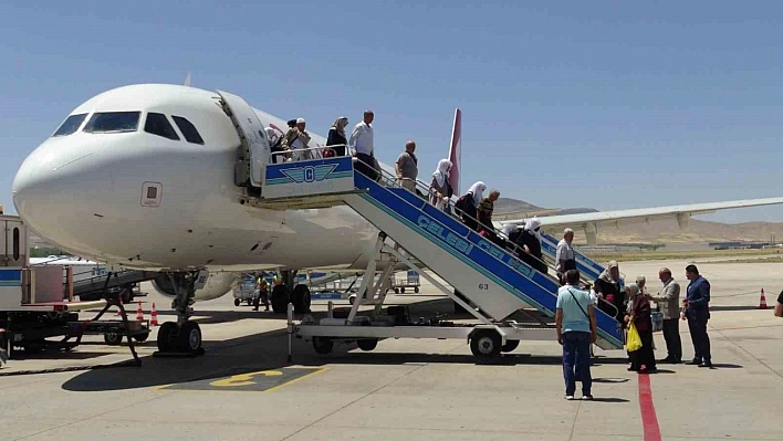 Malatyalı Hacılar güllerle karşılandı